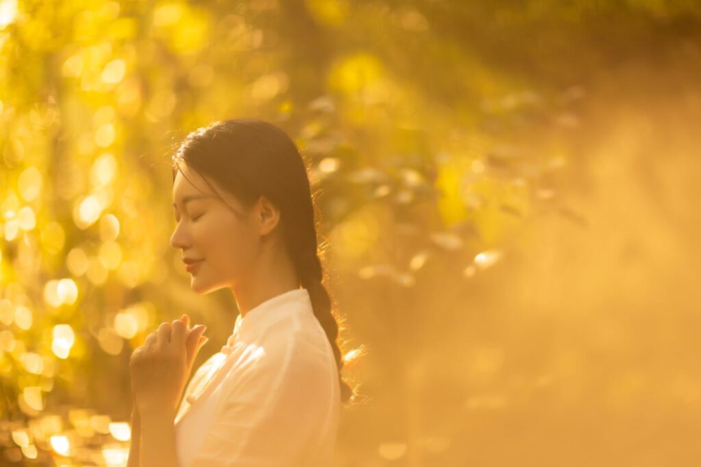 mujer disfrutando de la tranquilidad en una tarde soleada, sintiéndose en paz consigo misma.