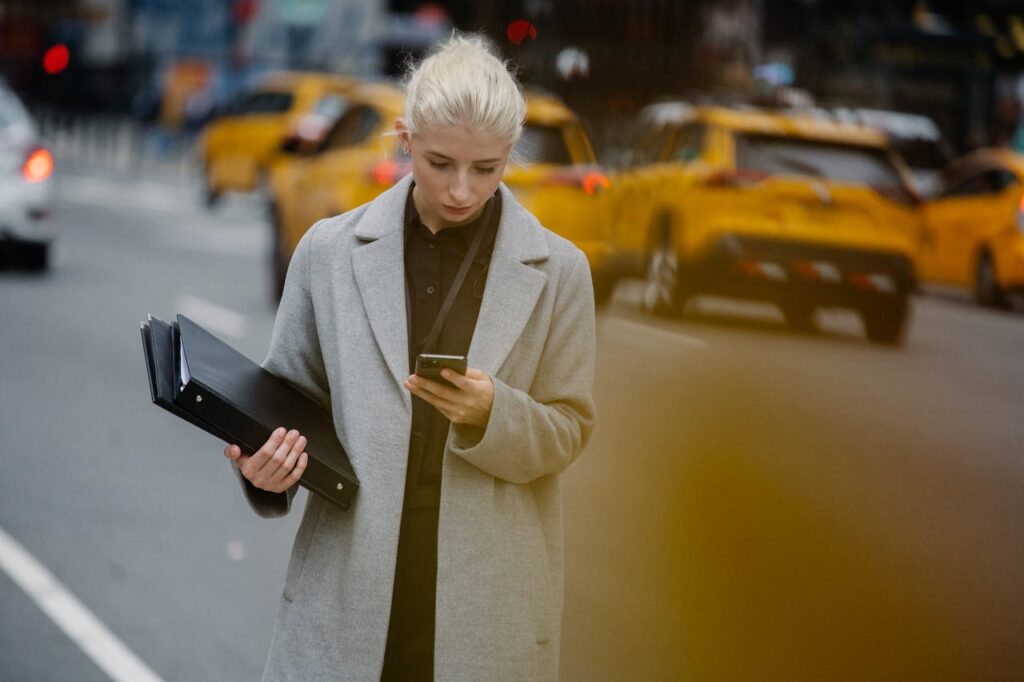 mujer mirando Google Maps en su celuar, representando un sentido de desorientación en la vida.